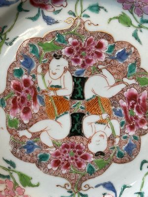 Een Chinees famille rose 'Hehe Erxian' bord, Yongzheng/Qianlong — foto 2