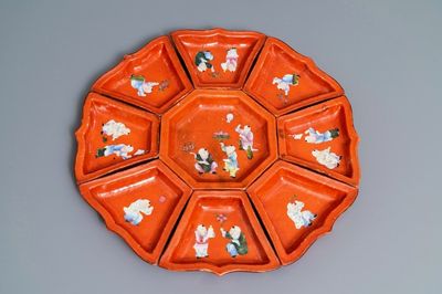 Een Chinees famille rose hors d'oeuvre stel met koraalrode fondkleur, Qianlong merk, 19/20e eeuw