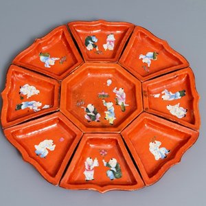 Een Chinees famille rose hors d'oeuvre stel met koraalrode fondkleur, Qianlong merk, 19/20e eeuw — foto 1