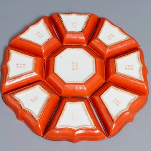 Een Chinees famille rose hors d'oeuvre stel met koraalrode fondkleur, Qianlong merk, 19/20e eeuw — foto 2