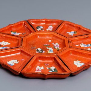 Een Chinees famille rose hors d'oeuvre stel met koraalrode fondkleur, Qianlong merk, 19/20e eeuw — foto 5