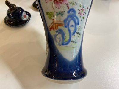 Een Chinees famille rose kaststel van vijf vazen met floraal decor op blauwe fondkleur, Qianlong — foto 6