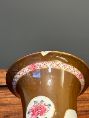 Een Chinees famille rose kaststel van vijf vazen met floraal decor op capucijnbruine fondkleur, Yongzheng/Qianlong — foto 15
