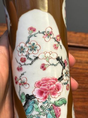 Een Chinees famille rose kaststel van vijf vazen met floraal decor op capucijnbruine fondkleur, Yongzheng/Qianlong — foto 18