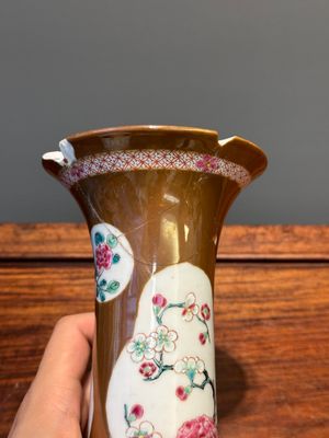 Een Chinees famille rose kaststel van vijf vazen met floraal decor op capucijnbruine fondkleur, Yongzheng/Qianlong — foto 24