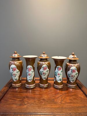 Een Chinees famille rose kaststel van vijf vazen met floraal decor op capucijnbruine fondkleur, Yongzheng/Qianlong — foto 3