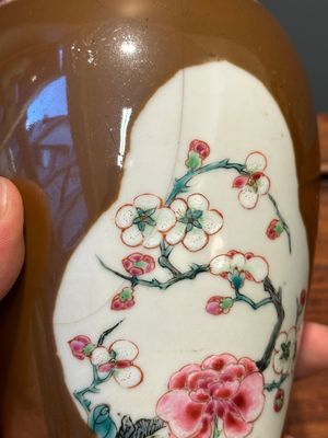 Een Chinees famille rose kaststel van vijf vazen met floraal decor op capucijnbruine fondkleur, Yongzheng/Qianlong — foto 9