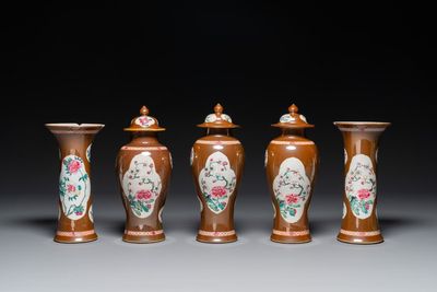 Een Chinees famille rose kaststel van vijf vazen met floraal decor op capucijnbruine fondkleur, Yongzheng/Qianlong