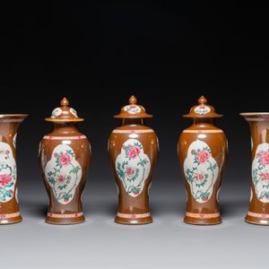 Een Chinees famille rose kaststel van vijf vazen met floraal decor op capucijnbruine fondkleur, Yongzheng/Qianlong — foto 2