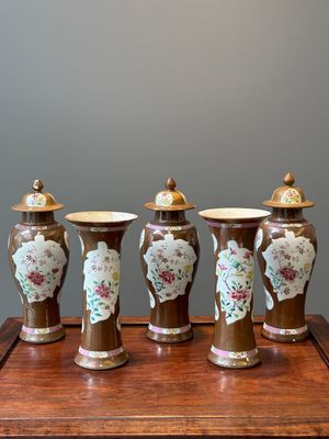 Een Chinees famille rose kaststel van vijf vazen met floraal decor op capucijnbruine fondkleur, Qianlong — foto 1
