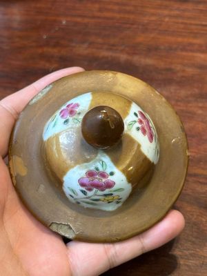 Een Chinees famille rose kaststel van vijf vazen met floraal decor op capucijnbruine fondkleur, Qianlong — foto 14