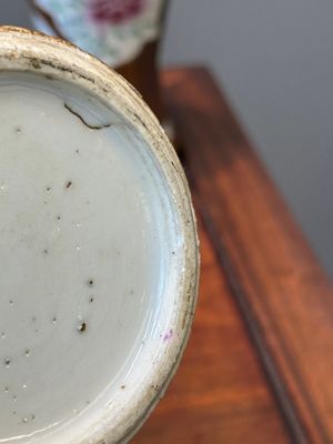 Een Chinees famille rose kaststel van vijf vazen met floraal decor op capucijnbruine fondkleur, Qianlong — foto 9