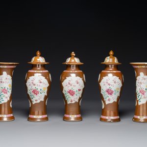 Een Chinees famille rose kaststel van vijf vazen met floraal decor op capucijnbruine fondkleur, Qianlong — foto 2