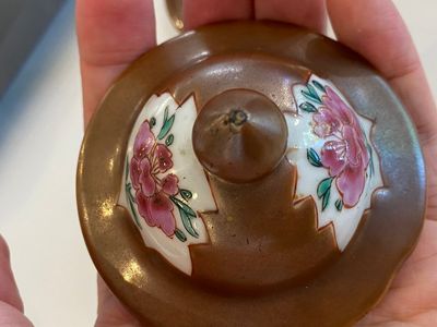 Een Chinees famille rose kaststel van vijf vazen met 'Xi Xiang Ji' decor op capucijnbruine fondkleur, Yongzheng — foto 12