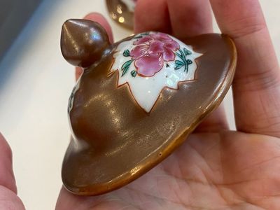 Een Chinees famille rose kaststel van vijf vazen met 'Xi Xiang Ji' decor op capucijnbruine fondkleur, Yongzheng — foto 13