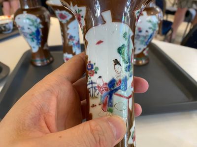 Een Chinees famille rose kaststel van vijf vazen met 'Xi Xiang Ji' decor op capucijnbruine fondkleur, Yongzheng — foto 4