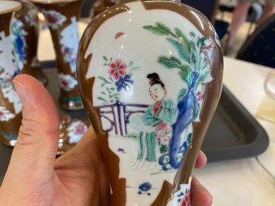 Een Chinees famille rose kaststel van vijf vazen met 'Xi Xiang Ji' decor op capucijnbruine fondkleur, Yongzheng — foto 7