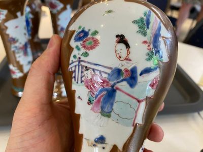 Een Chinees famille rose kaststel van vijf vazen met 'Xi Xiang Ji' decor op capucijnbruine fondkleur, Yongzheng — foto 10