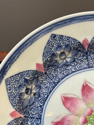 Een Chinees famille rose 'lotus' bord voor de Zuidoost-Aziatische markt en een bord met vlinders en bloemen, Yongzheng/Qianlong — foto 11