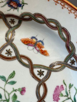 Een Chinees famille rose 'lotus' bord voor de Zuidoost-Aziatische markt en een bord met vlinders en bloemen, Yongzheng/Qianlong — foto 4