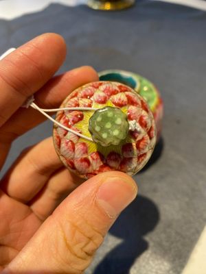 Een Chinees famille rose lotusvormig dekselvaasje, Qianlong merk en mogelijk periode — foto 4