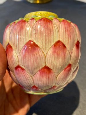 Een Chinees famille rose lotusvormig dekselvaasje, Qianlong merk en mogelijk periode — foto 7