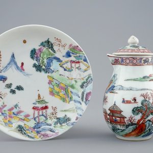 Een Chinees famille rose melkkannetje en een schoteltje, Yongzheng, 1723-1735 — foto 1