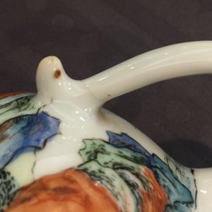 Een Chinees famille rose melkkannetje en een schoteltje, Yongzheng, 1723-1735 — foto 14