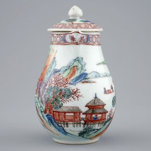 Een Chinees famille rose melkkannetje en een schoteltje, Yongzheng, 1723-1735 — foto 3