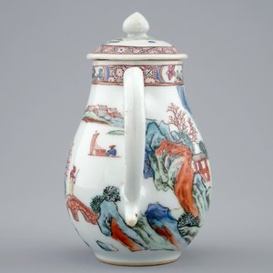 Een Chinees famille rose melkkannetje en een schoteltje, Yongzheng, 1723-1735 — foto 5