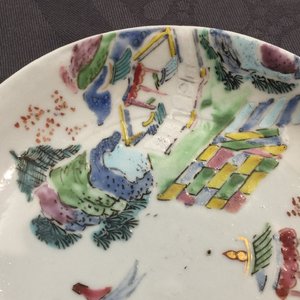 Een Chinees famille rose melkkannetje en een schoteltje, Yongzheng, 1723-1735 — foto 9
