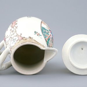 Een Chinees famille rose melkkannetje met Europees decor, Qianlong, 18e eeuw — foto 6