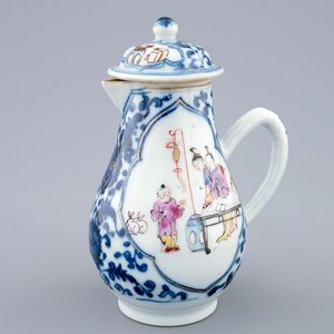 Een Chinees famille rose melkkannetje met mandarijns decor, Qianlong, 18e eeuw — foto 1