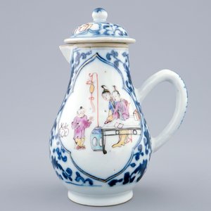 Een Chinees famille rose melkkannetje met mandarijns decor, Qianlong, 18e eeuw — foto 2