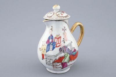 Een Chinees famille rose melkkannetje met mandarijns decor, Qianlong, 18e eeuw