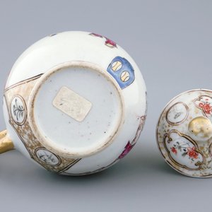 Een Chinees famille rose melkkannetje met mandarijns decor, Qianlong, 18e eeuw — foto 3