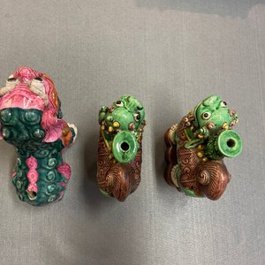 Een Chinees famille rose model van een boeddhistische leeuw en een paar verte biscuit wierookhouders, 19e eeuw — foto 11