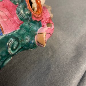 Een Chinees famille rose model van een boeddhistische leeuw en een paar verte biscuit wierookhouders, 19e eeuw — foto 13