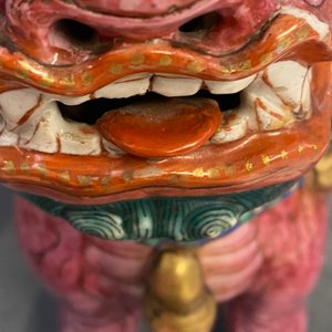 Een Chinees famille rose model van een boeddhistische leeuw en een paar verte biscuit wierookhouders, 19e eeuw — foto 15