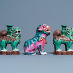 Een Chinees famille rose model van een boeddhistische leeuw en een paar verte biscuit wierookhouders, 19e eeuw — foto 2