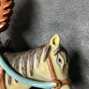 Een Chinees famille rose model van een paard met attribuut, Qianlong — foto 13