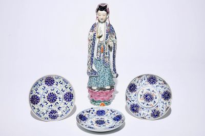 Een Chinees famille rose model van Guanyin en drie doucai borden met lotusslingers, 19/20e eeuw