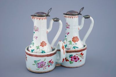 Een Chinees famille rose olie- en azijnstel met tinmontuur, Qianlong, 18e eeuw