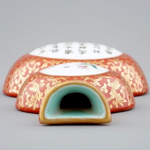 Een Chinees famille rose op verguld en koraalrode fond muurvaasje, gemerkt Qianlong, 19/20e eeuw — foto 5