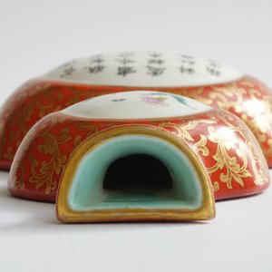 Een Chinees famille rose op verguld en koraalrode fond muurvaasje, gemerkt Qianlong, 19/20e eeuw — foto 10