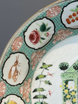 Een Chinees famille rose 'prieel' bord naar Cornelis Pronk, Qianlong — foto 5