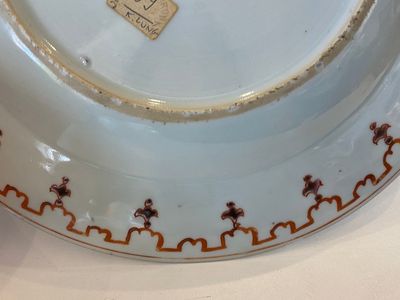 Een Chinees famille rose 'prieel' bord naar Cornelis Pronk, Qianlong — foto 8