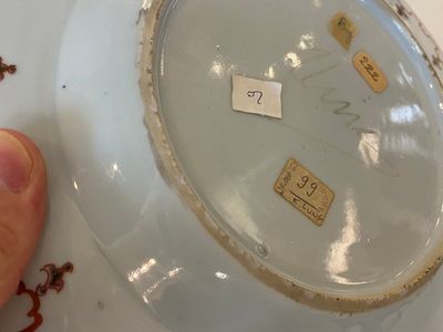 Een Chinees famille rose 'prieel' bord naar Cornelis Pronk, Qianlong — foto 9