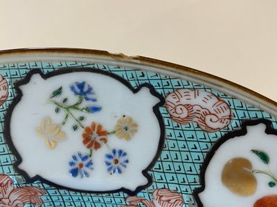 Een Chinees famille rose 'prieel' bord naar Cornelis Pronk, Qianlong — foto 10