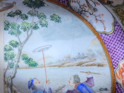 Een Chinees famille rose 'Rockefeller' bord met acrobaten, Jiaqing — foto 7